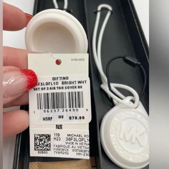 🔥low start🔥Michael Kors NWT in the Box white silicon Air Tags cover - Picture 3 of 7